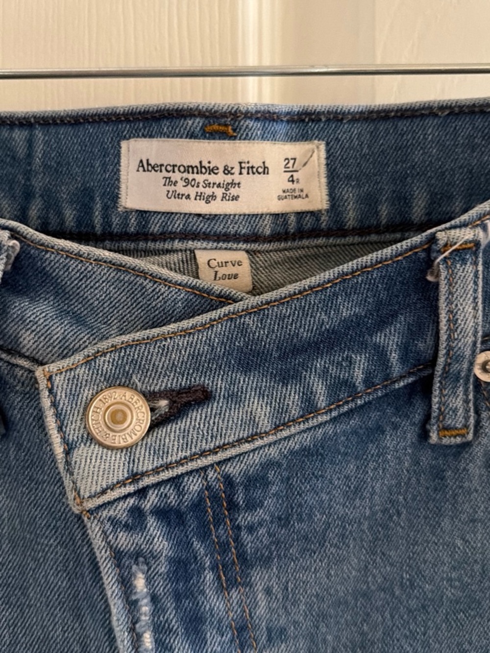 Abercrombie & Fitch Women’s Crossover Light Wash Straight Jeans - Picture 2 of 8